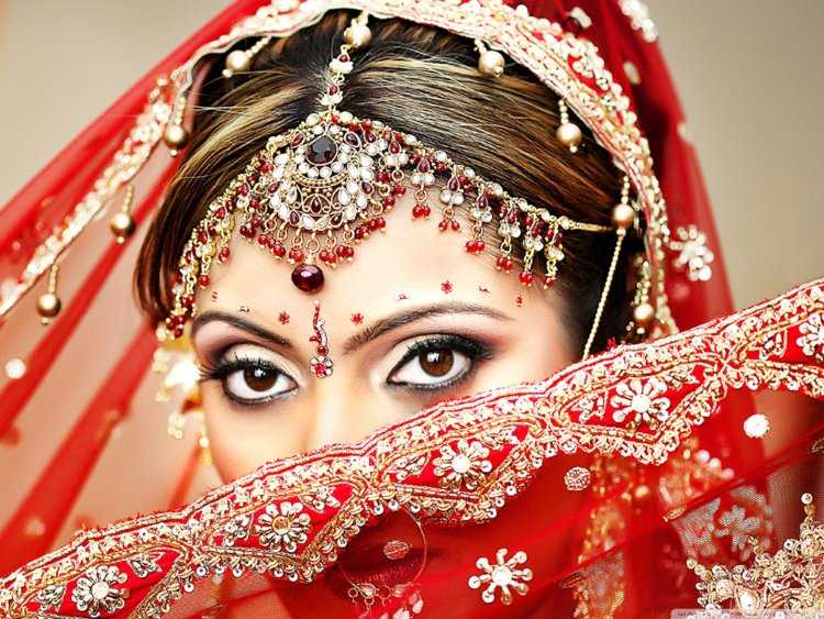 Священная точка на лбу индианки13