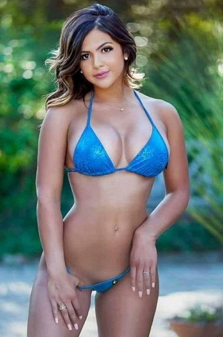 Долли Кастро в купальнике