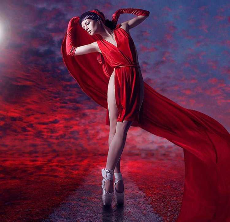 Девушка в платье танцует