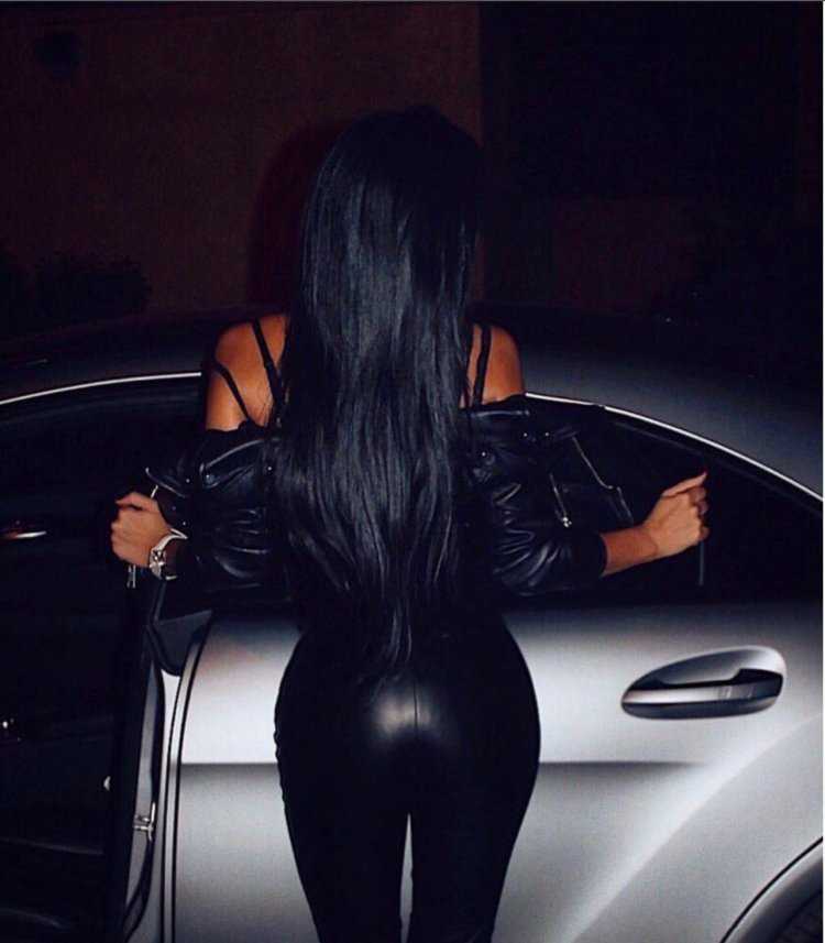 Брюнетка с длинными волосами в машине