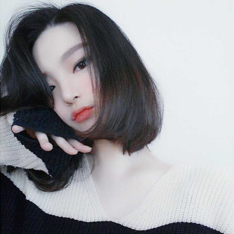 Кореянка с черным каре