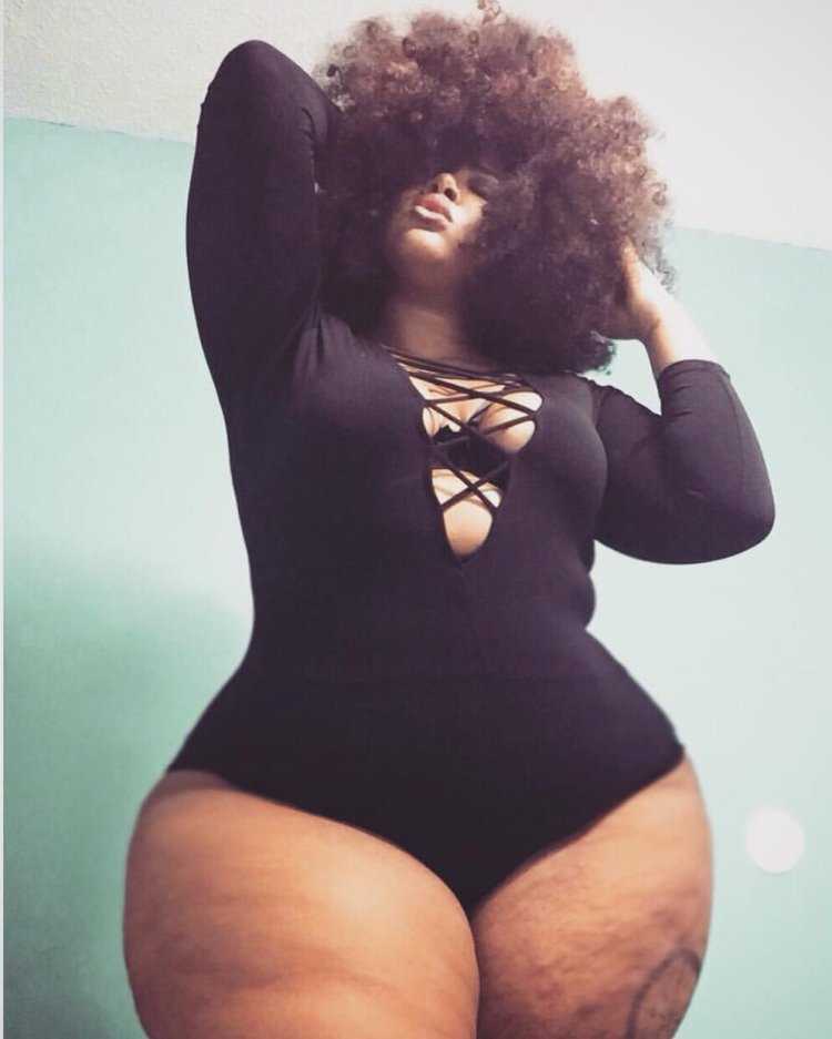 Попка темнокожей в одежде