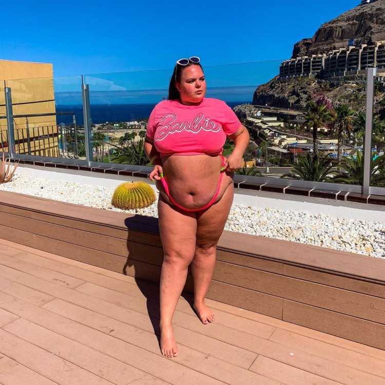 Sofia Rose в платье