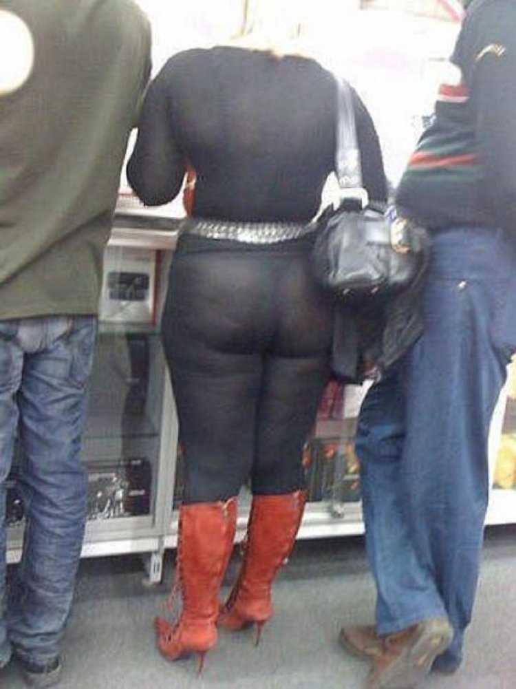 Толстая девушка в леггинсах