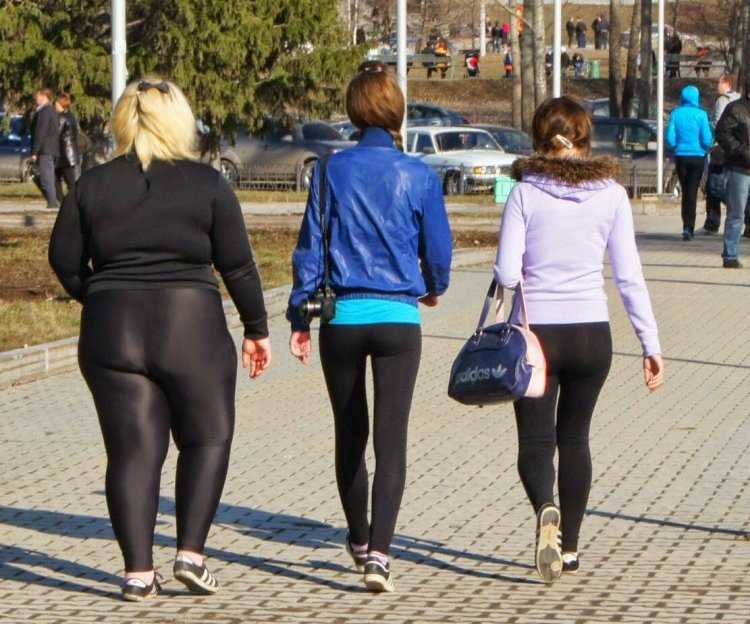 Пожилые женщины в леггинсах