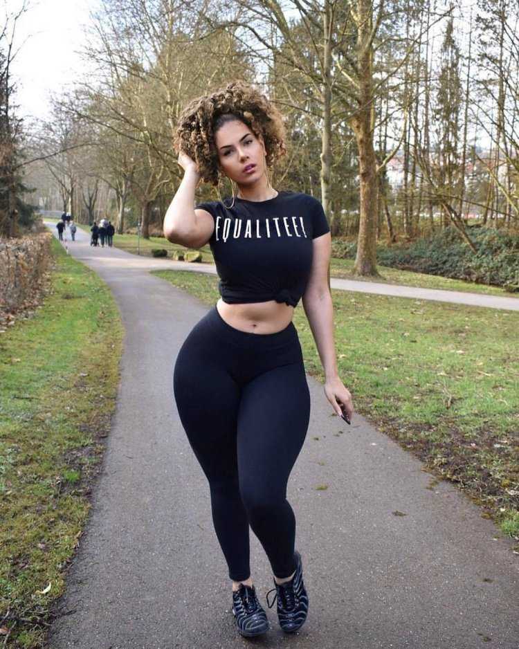 Девушка с большой попой сидит