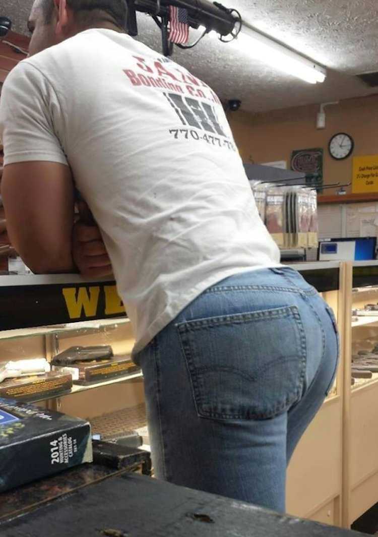 Девушки в леггинсах в магазине