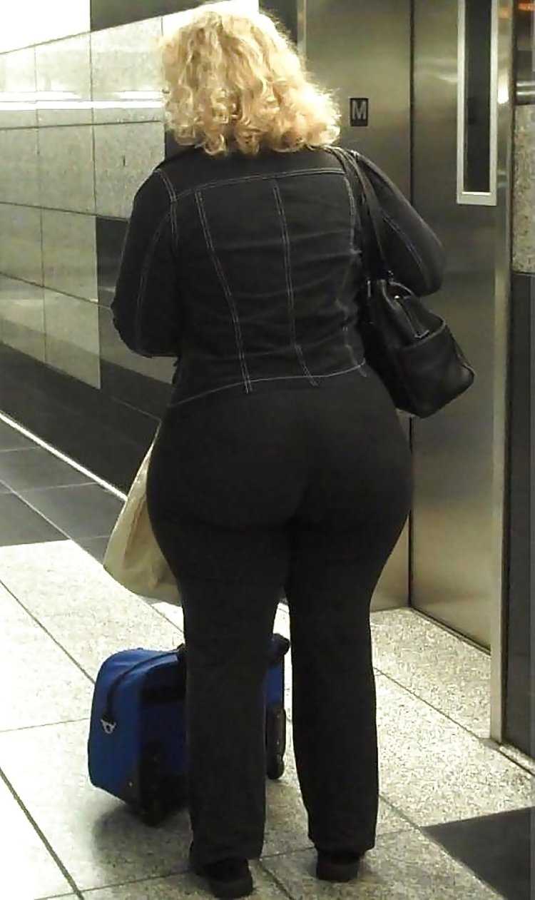 Взрослые женщины в брюках задом