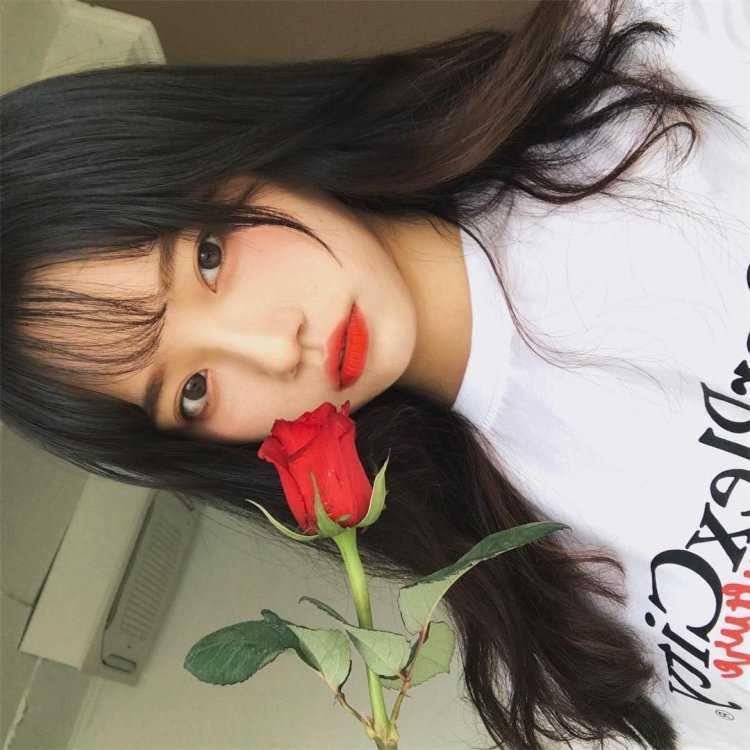 Кореянка с розой