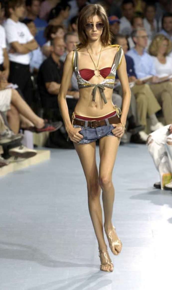 Девушка в летнем платье и босоножках