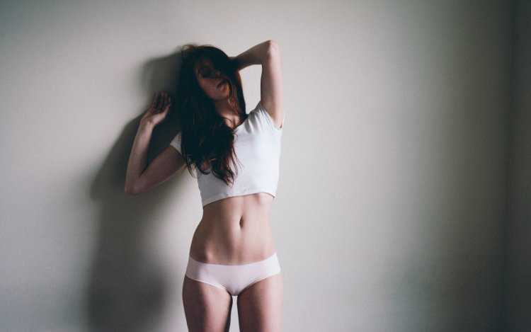 Стройные девушки в трусиках