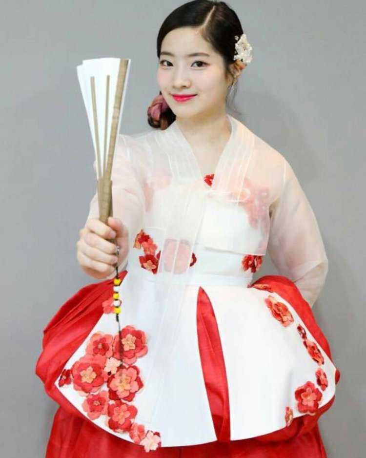 Дахён из твайс ханбок