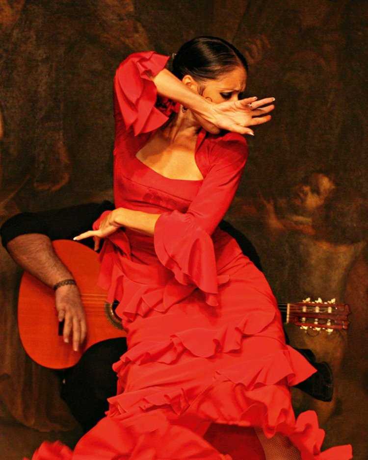 Фламенко испанка в Красном платье