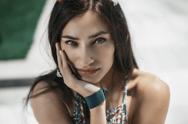 Актриса Саадет Аксой