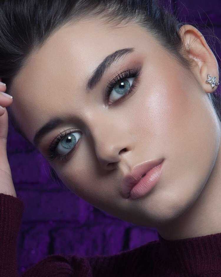 Турецкая актриса Афра Сарачоглу