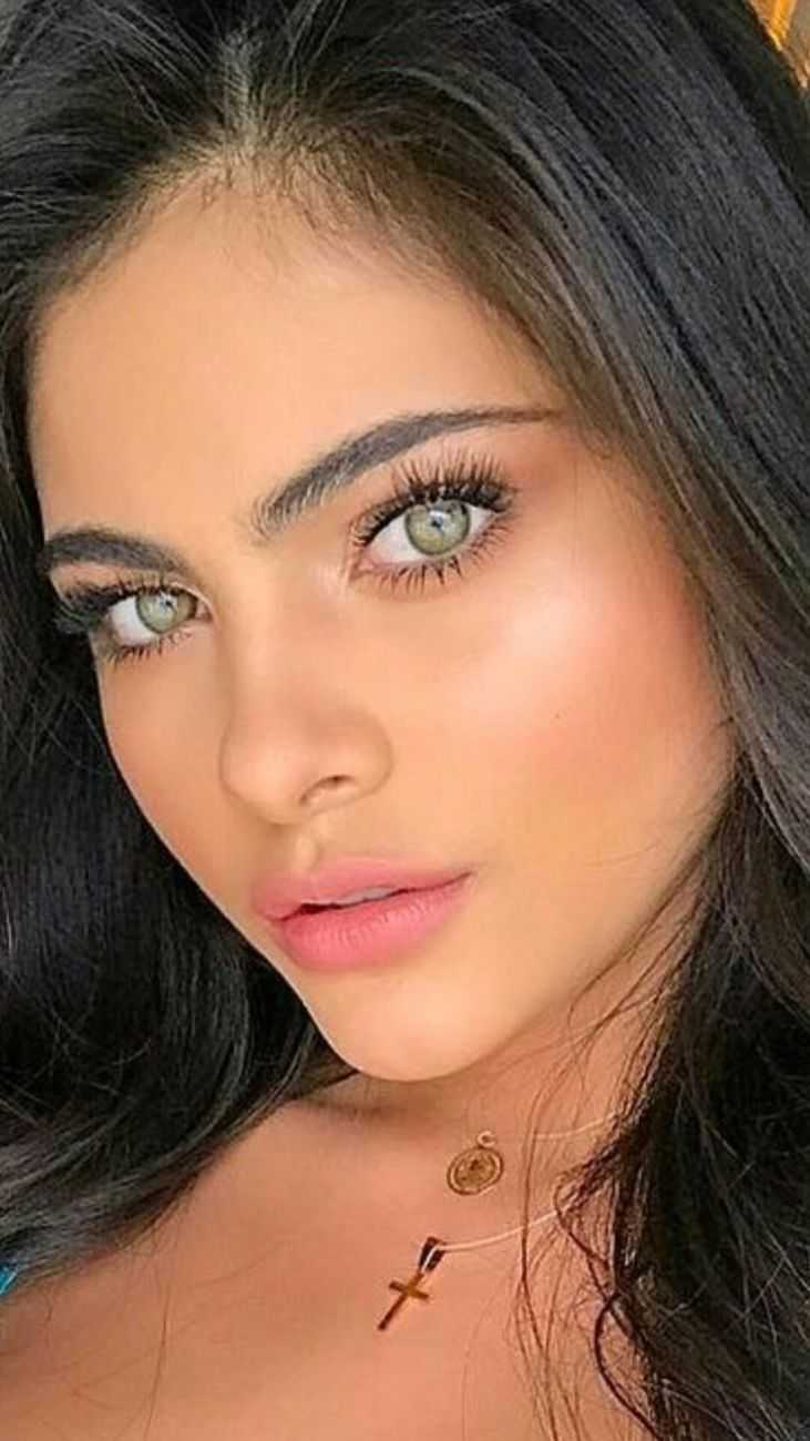 Зелёные глаза у девушек