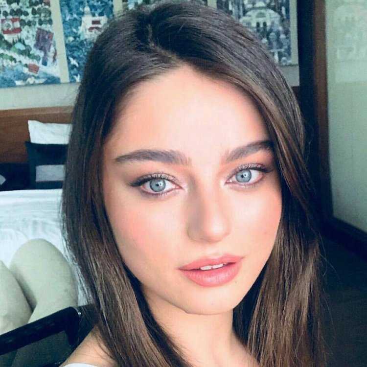 Актриса Айча Айшин