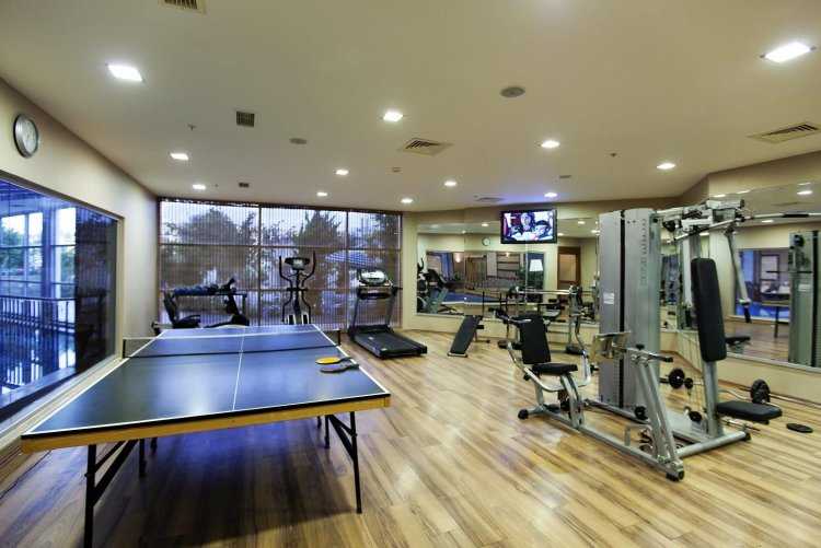 Девушка в хамаме со спины