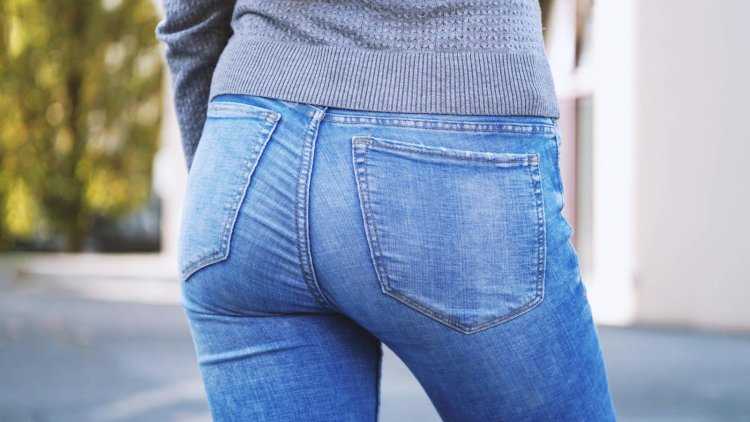 Упругая попка в джинсах47