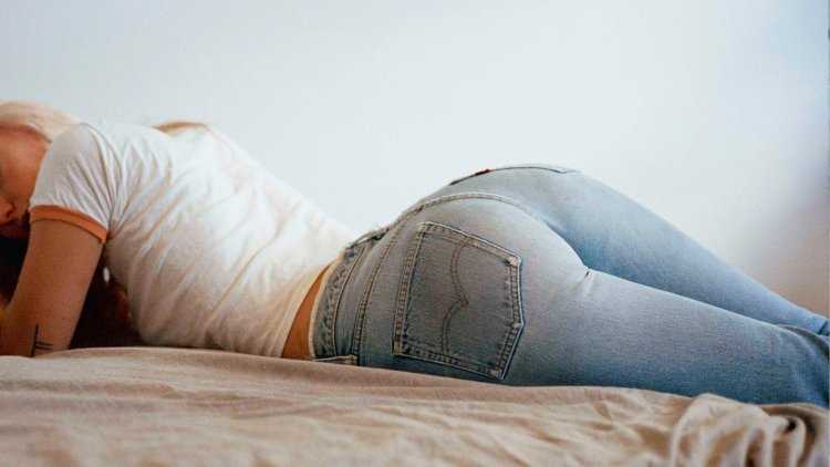 Девушки в джинсах лежат
