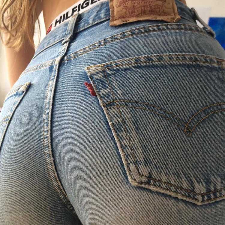 Красивые женские попки в джинсах