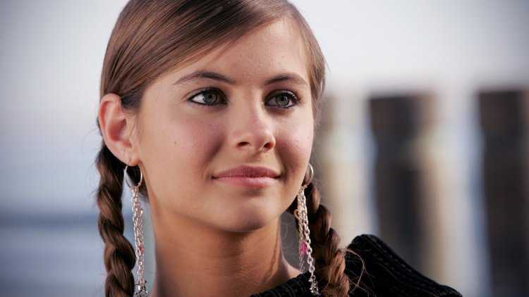 Willa Holland с косичками