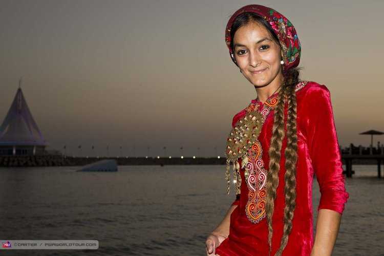 Айна Нурыева певица