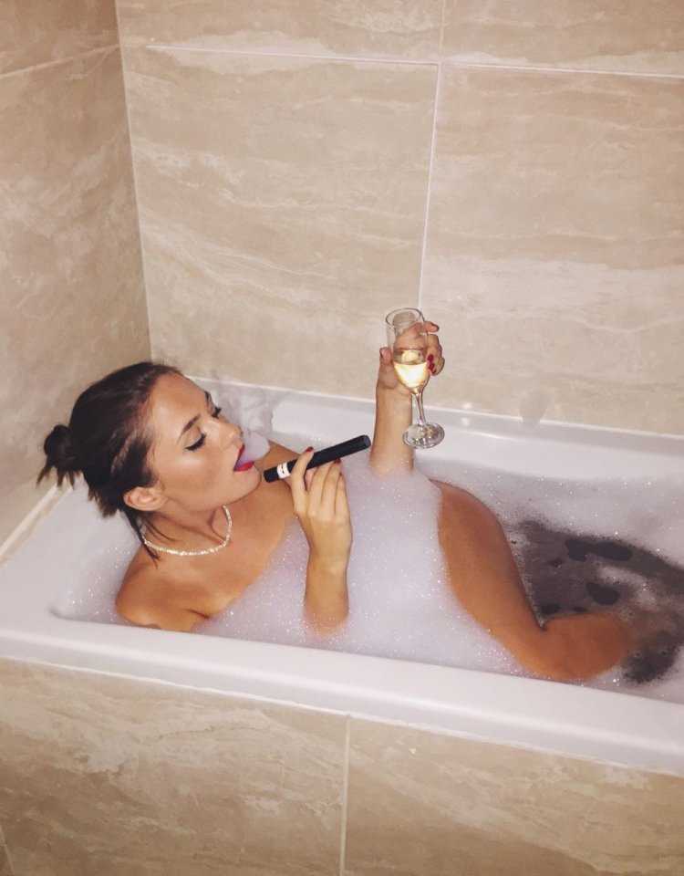 С сигарой в джакузи