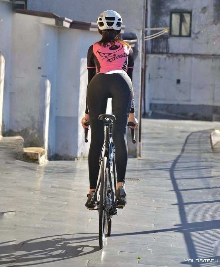 Велосипедистка в шлеме