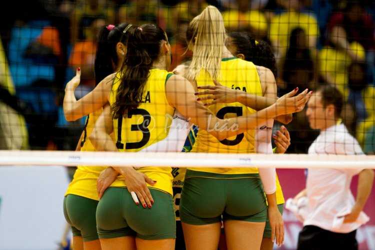 Мокрые шорты волейболисток