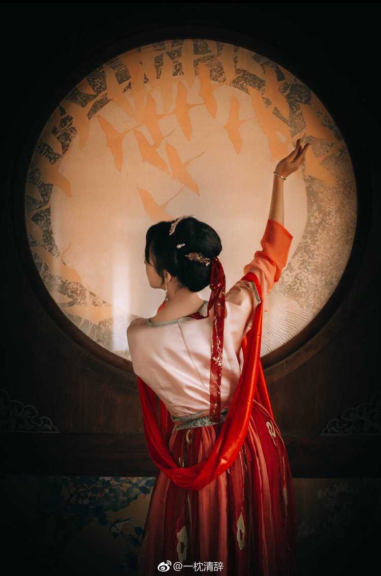 Гейша танцует