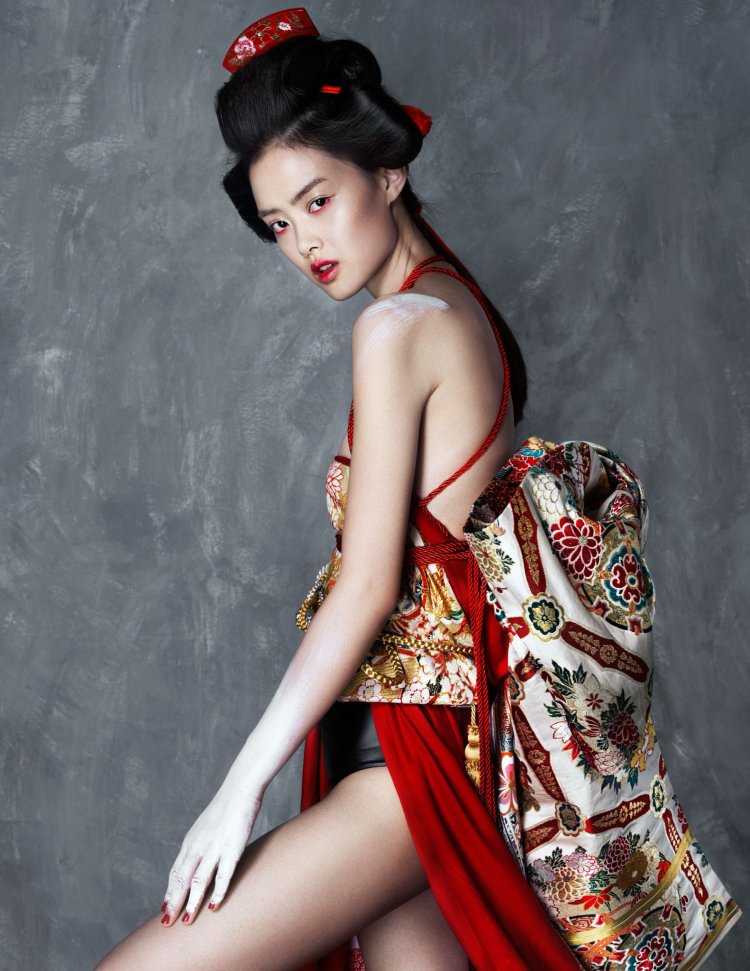 Азиатки в национальной одежде