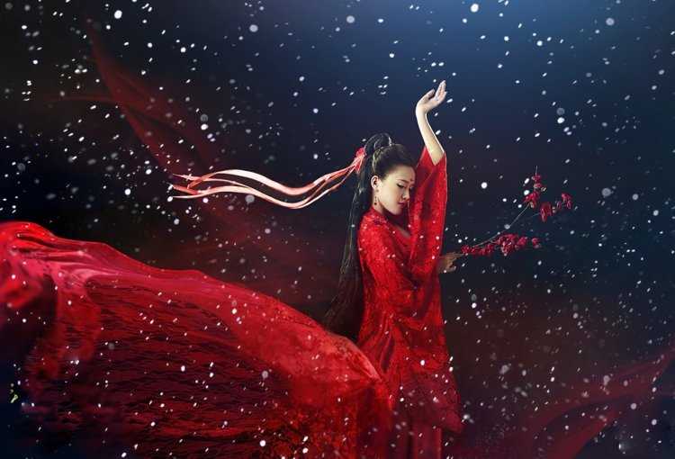 Девушка танцует в Ханьфу