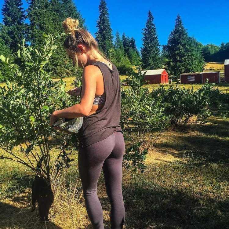 Кендра ласт в леггинсах