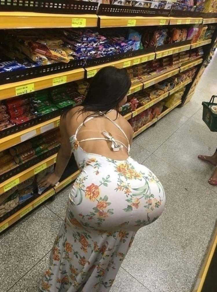 Женщина с большой попой в магазине
