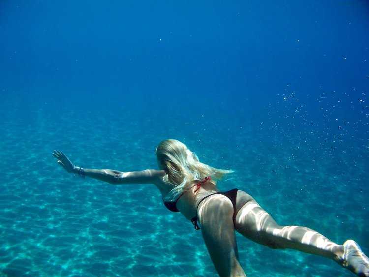 Джулия Хартманн Underwater