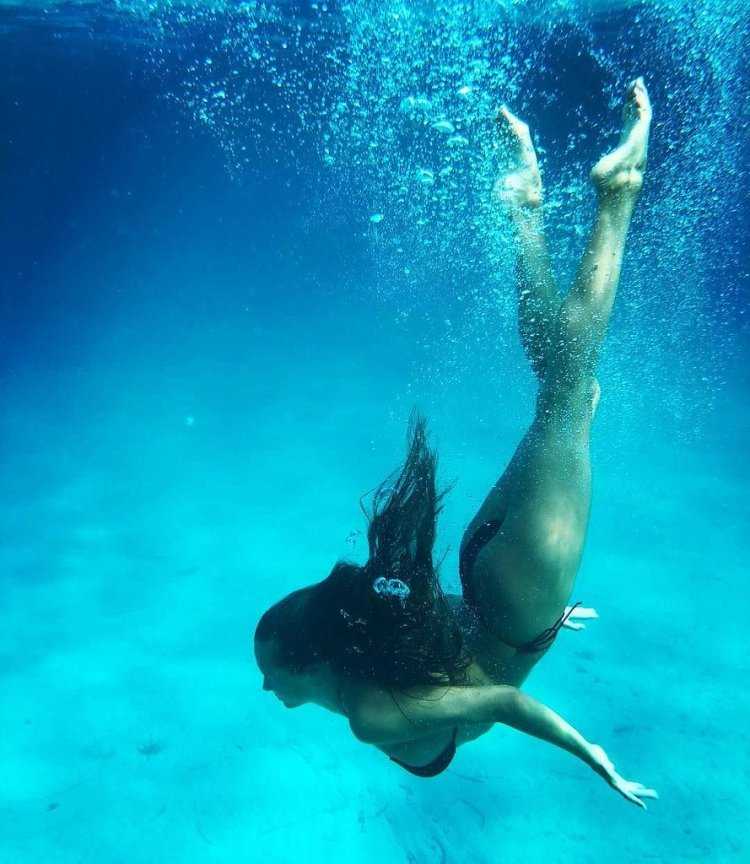 Красивые девушки под водой в бассейне