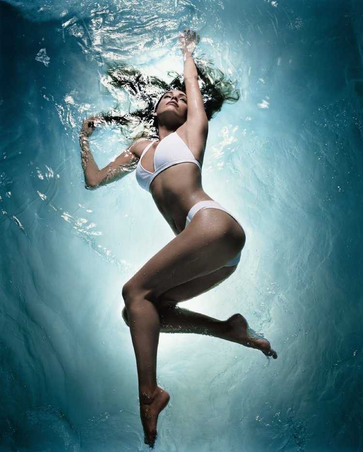 Девушка под водой