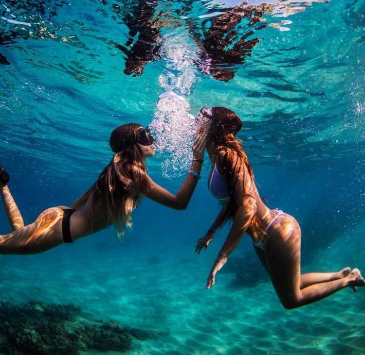 Две девушки в воде