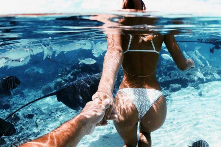 Екатерина Вилкова в купальнике под водой