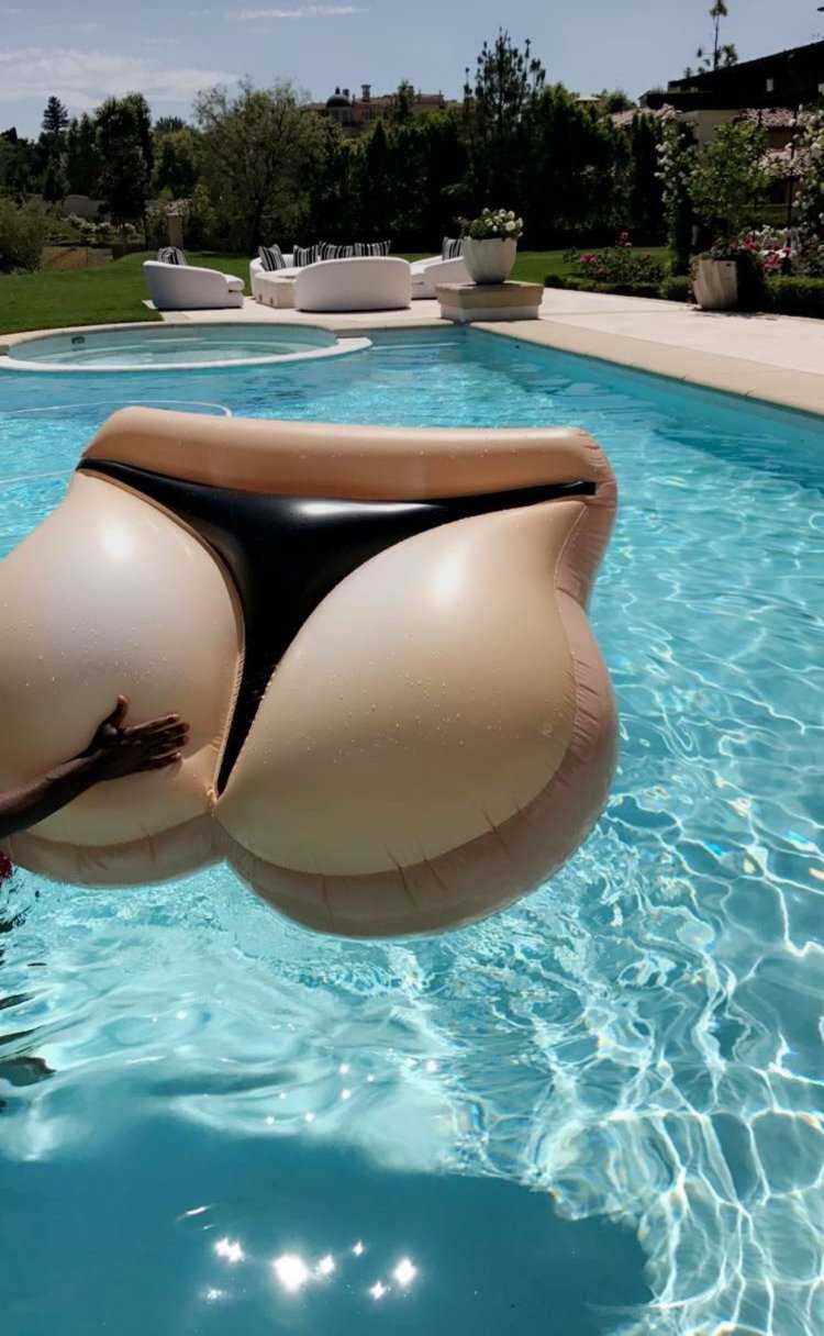 Попа большой в бассейне