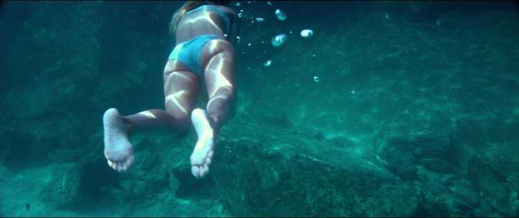 Джессика Альба в бассейне