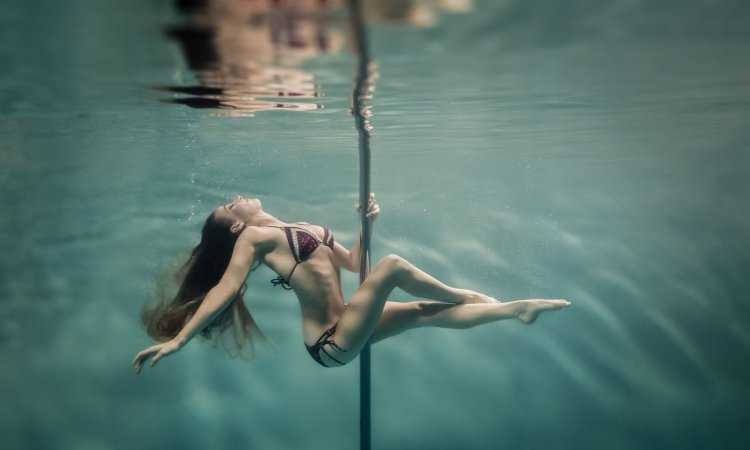Девушка под водой