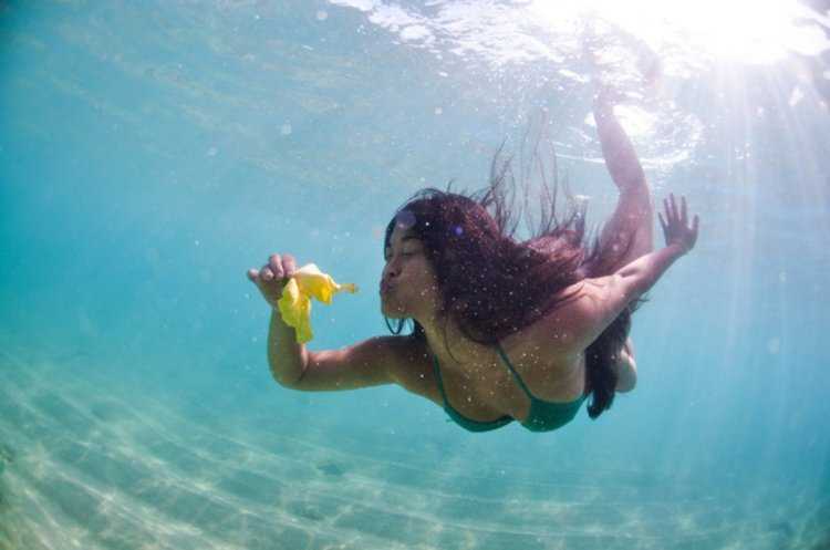 Девушка ныряет