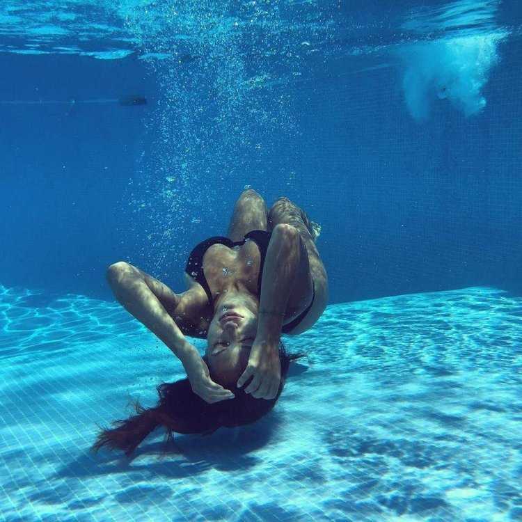 Девушка в бассейне под водой