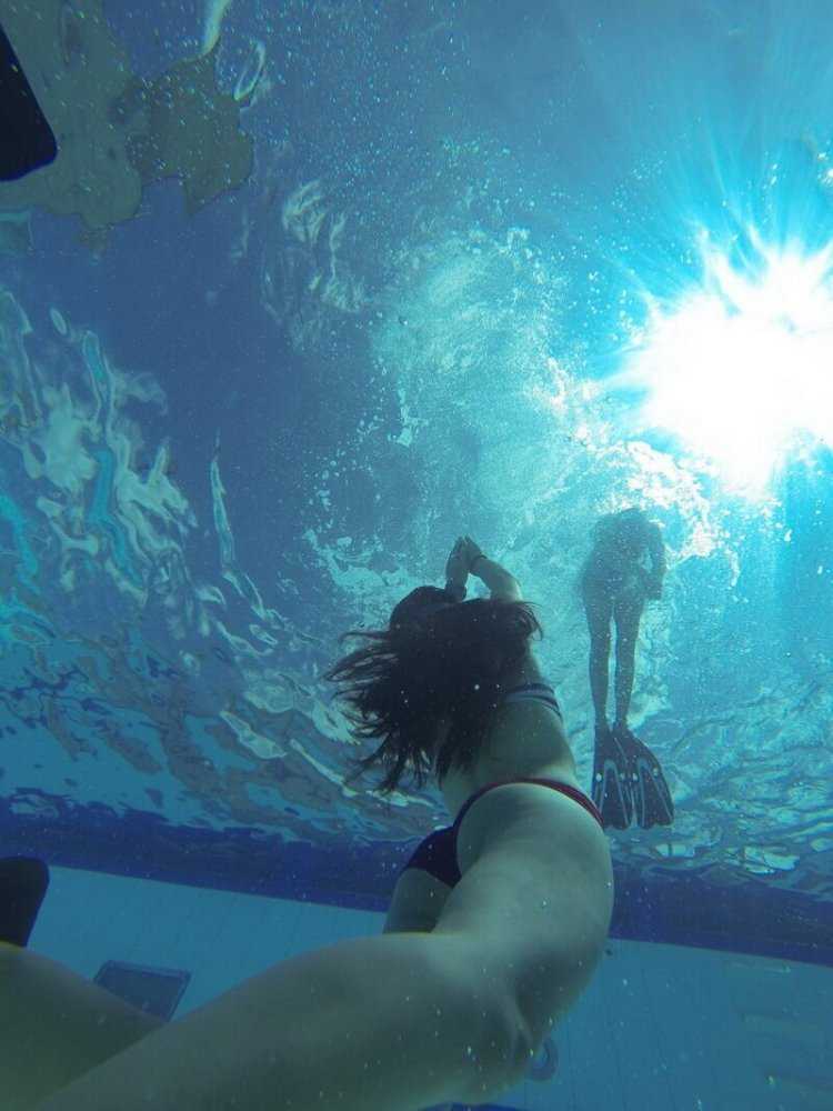 Девушка в бассейне