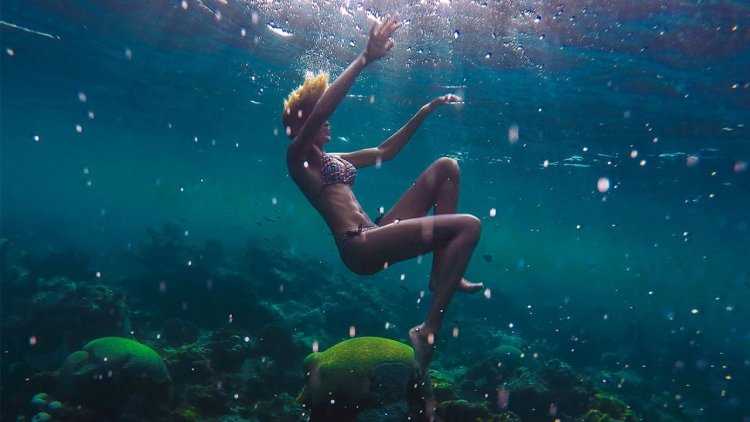 Девушка под водой