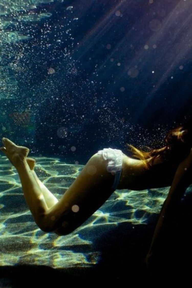 Девушка плавает