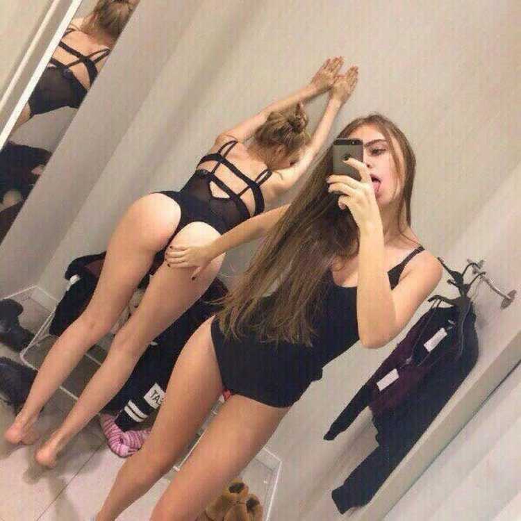 Две девушки селфи