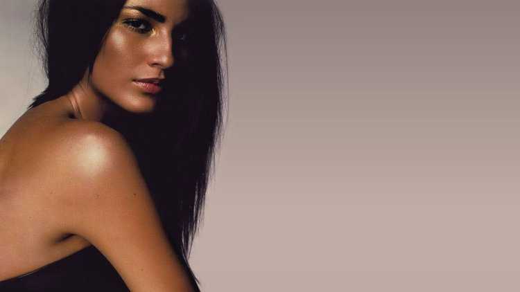 Девушка с красивым загаром